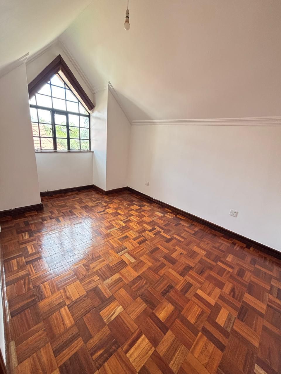 5 Bed Townhouse With Ensuite In Valley Arcade