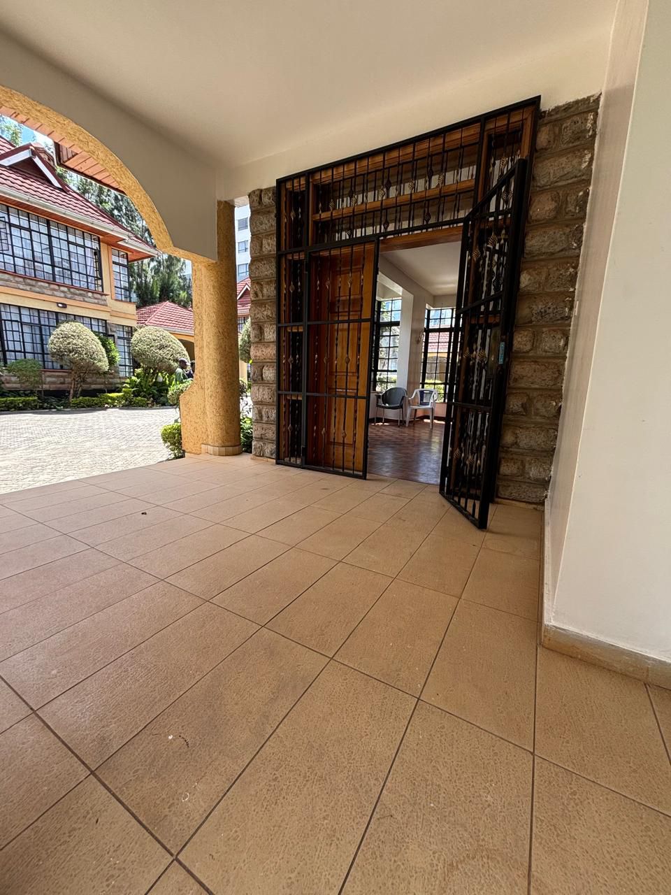 5 Bed Townhouse With Ensuite In Valley Arcade