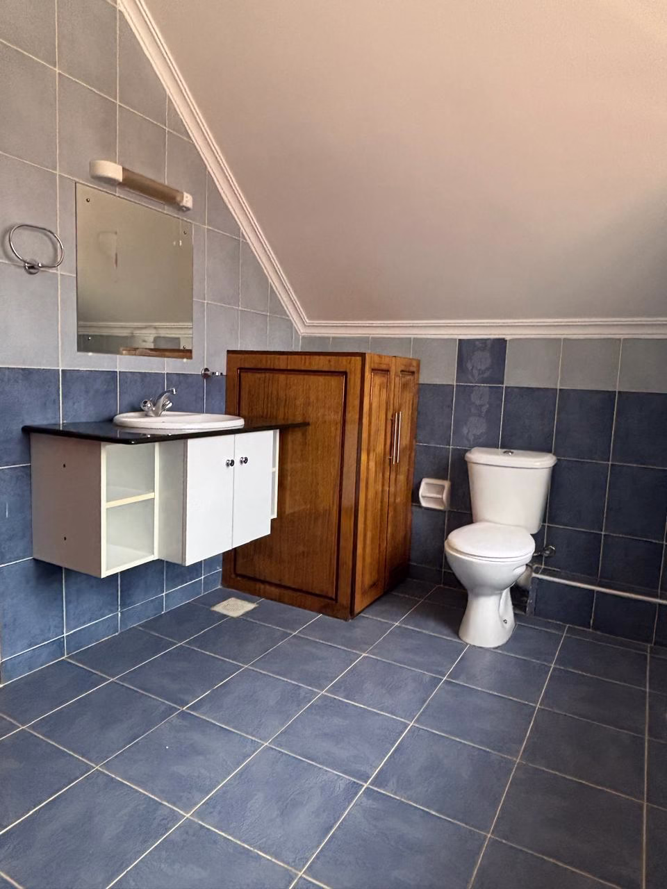 5 Bed Townhouse With Ensuite In Valley Arcade