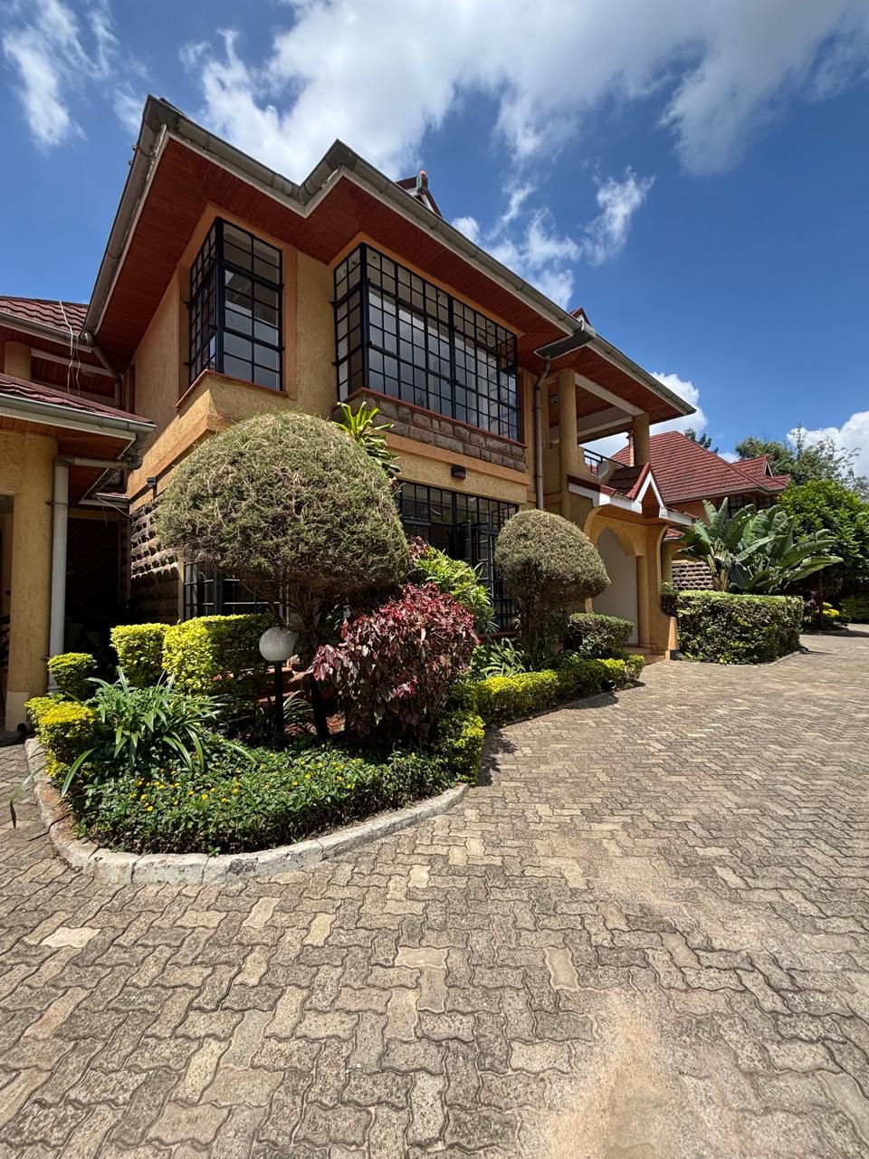 5 Bed Townhouse With Ensuite In Valley Arcade